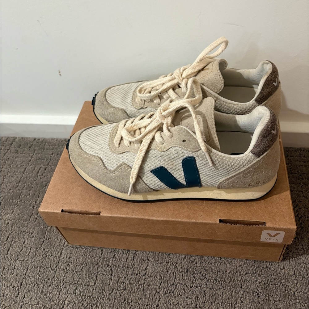VEJA SDU REC Alveomesh Sneakers in Natural & blue